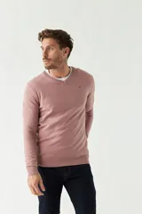 Sweater de punto color rosa con cuello en V y logo bordado en el pecho.