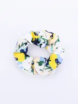 Colero de tela con estampado floral en tonos azul, amarillo, verde y beige sobre fondo blanco.