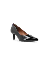 Zapato de tacón medio color negro charol, con punta fina y logo metálico en el lateral.