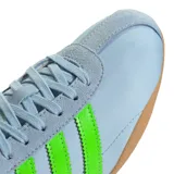 Championes Adidas Tokyo W, color celeste con detalles en verde y suela marrón.