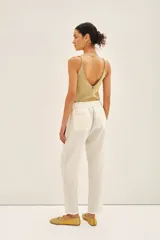 Pantalón recto color blanco, de lino y corte holgado.