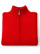 Sweater rojo de tejido de punto con cuello alto y cierre medio frontal.