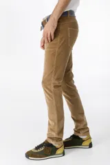 Pantalón de pana marrón de corte recto.