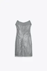 Vestido corto plateado de tejido tipo red con aplicación de strass, escote recto y hombros descubiertos.