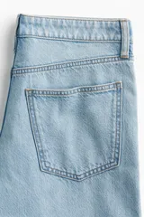 Pantalón de jean celeste claro, de corte amplio y tiro medio.