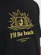 Camiseta negra de manga corta con cuello redondo y estampado amarillo con la frase "I'll Be Back" y un sol con cara.