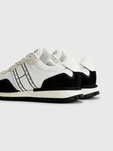 Zapatillas de running Tommy Jeans, blancas con detalles en negro.