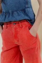 Pantalón de jean de tiro medio y pierna ancha, color gris oscuro con pespuntes a contratono. Confeccionado en denim 100% algodón y con 5 bolsillos.