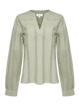 Blusa de manga larga color verde claro, confeccionada en algodón orgánico. Presenta escote en V, puños definidos y calado en la tela.