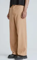 Pantalón recto beige de microfibra suave al tacto, con cintura elastizada, bolsillos traseros con tapa, botón y cierre.