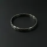 Pulsera de acero plateado con eslabones rectangulares.