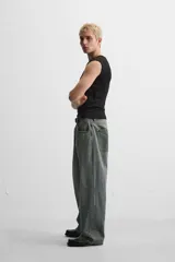 Pantalón de jean celeste con efecto lavado, corte amplio tipo baggy y cinco bolsillos.