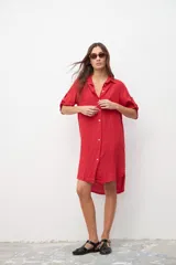 Vestido camisero rojo de lino con cuello clásico, cierre frontal con botones y mangas 3/4 con trabillas.