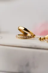 Aros tipo argolla dorados con una hilera de circonias blancas.