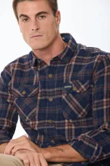 Camisa de viyela a cuadros en tonos azules, con botones frontales y bolsillo en el pecho.
