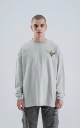 Remera gris de manga larga con cuello redondo y estampado pequeño de Gremlins en el pecho.