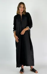 Vestido largo blanco de lino, con mangas tres cuartos y detalle de trenzado en las mangas.