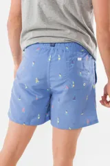 Short de baño azul con estampado de hojas de palmera en tonos azules, blancos y rosados.