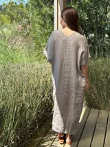 Vestido largo azul marino de lino italiano, con escote en V, mangas cortas y bolsillos laterales.