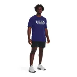 Remera negra de Under Armour con logo de la marca en blanco y amarillo.