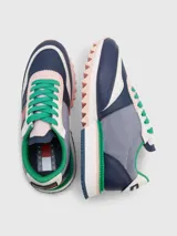 Zapatillas Tommy Jeans de cuero sintético color azul marino, gris y blanco, con cordones verdes y suela gruesa dentada en rosa y blanco.