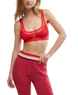 Bralette rojo de encaje con copas triangulares y abertura en el centro del pecho.
