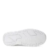 Zapatillas deportivas blancas con cordones y suela plana.
