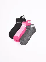 Pack de tres pares de medias deportivas tobilleras en colores negro, gris y rosa.