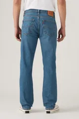 Pantalón de jean celeste de corte recto, con bolsillos delanteros y traseros.