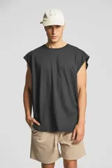 Musculosa negra oversize con sisas amplias.