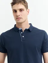 Chomba verde de piqué de algodón con cuello clásico y tapeta de dos botones. Logo bordado en el pecho.