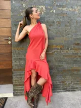 Vestido midi color rojo coral, de un solo hombro con volados en el ruedo.
