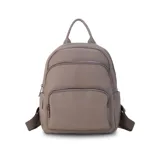 Mochila color topo de símil cuero con cierres metálicos, doble bolsillo frontal, asa de mano y correas regulables en galón.