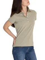 Remera tipo polo color beige de piqué con cuello camisero, manga corta y logo de pato bordado.