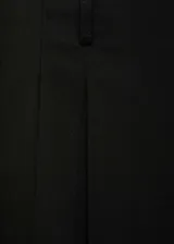 Minifalda negra con diseño de tablas y estampado de raya diplomática. Cierre de cremallera invisible en la parte posterior.