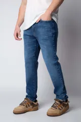 Pantalón de jean azul de corte recto.