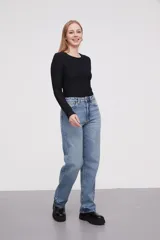 Pantalón de jean celeste de corte recto y tiro alto.