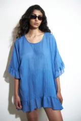 Túnica azul francia de corte holgado, con cuello redondo y mangas cortas con volados.