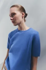 Top celeste de lana con cuello redondo y mangas cortas.