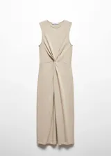 Vestido midi color beige, sin mangas, con cuello redondo y detalle de nudo en la cintura.
