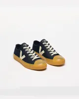 Championes Veja Wata II Low, confeccionados en denim azul con logo lateral en contraste color crema, puntera y suela de goma color caramelo, y cordones blancos.