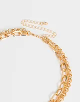 Set de tres collares dorados de diferentes largos, con eslabones de distintos tamaños. Incluye un dije de corazón y un dije de llave.