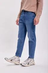 Pantalón jean de corte slim taper color azul medio.