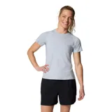 Remera deportiva Columbia Weekend Ascent para mujer, color gris claro con finas rayas horizontales. Confeccionada con tejido reciclado Omni-Wick™ que absorbe la humedad y neutraliza los olores.