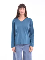 Remera de manga larga color ladrillo, con escote en V.