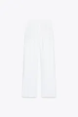 Pantalón azul marino de lino, de tiro alto con cintura elástica ajustable con cordones, bolsillos delanteros y pernera recta.