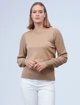 Buzo tejido en hilado fino color marrón de manga larga con detalles plisados, de la marca Ninety.