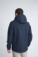 Campera de softshell para hombre, con capucha, mangas largas y bolsillos, ideal para actividades al aire libre.