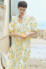 Vestido largo de algodón con estampado de limones, cuello mao, mangas globo cortas, cinturón fino extraíble y falda acampanada con fruncido escalonado.