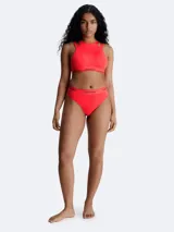 Bombacha roja de algodón modal elástico con cintura alta, corte cavado y aberturas laterales. Cintura elástica con logo Calvin Klein.